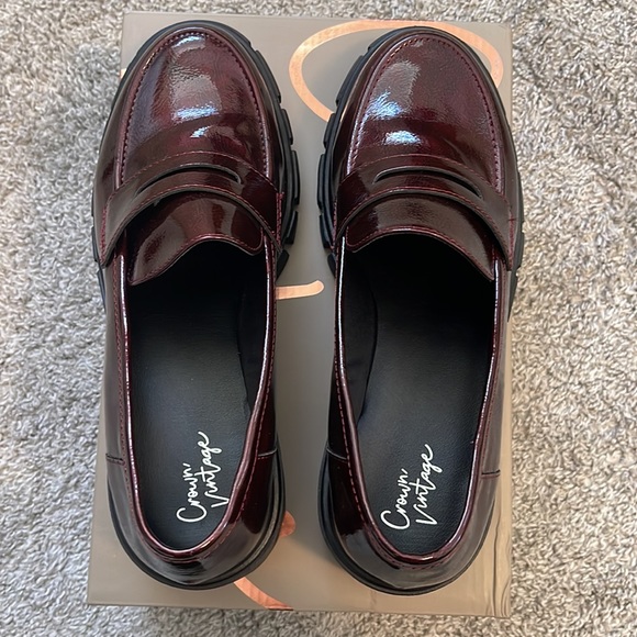 Size 9.5 - Picture 2 of 3